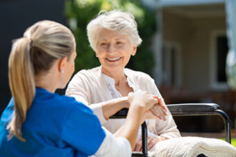 Enfermos de Alzheimer, ¿en casa o residencia especializada?